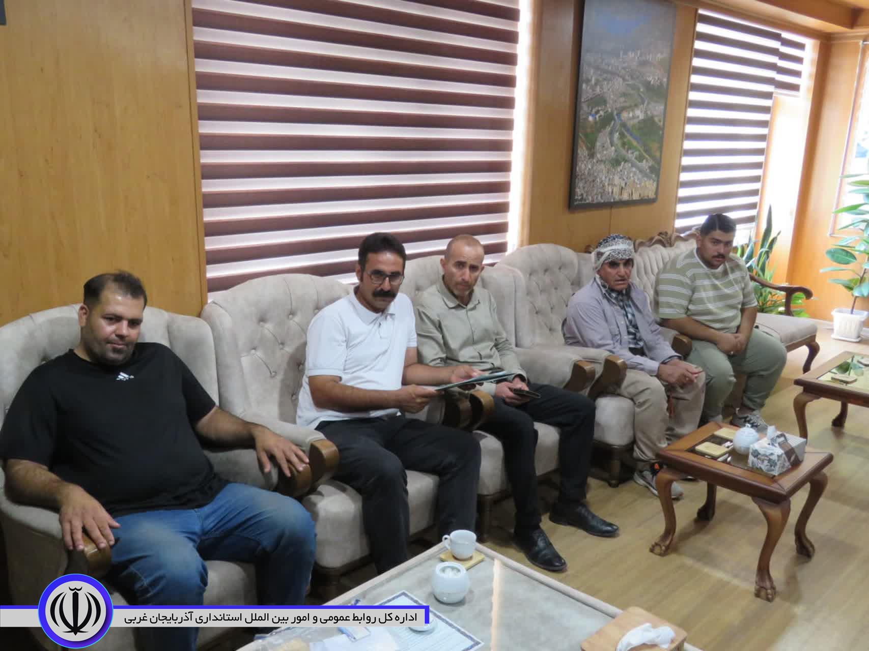 نشست 5 ساعته محمد صادق امیر عشایری پای حرف مردم