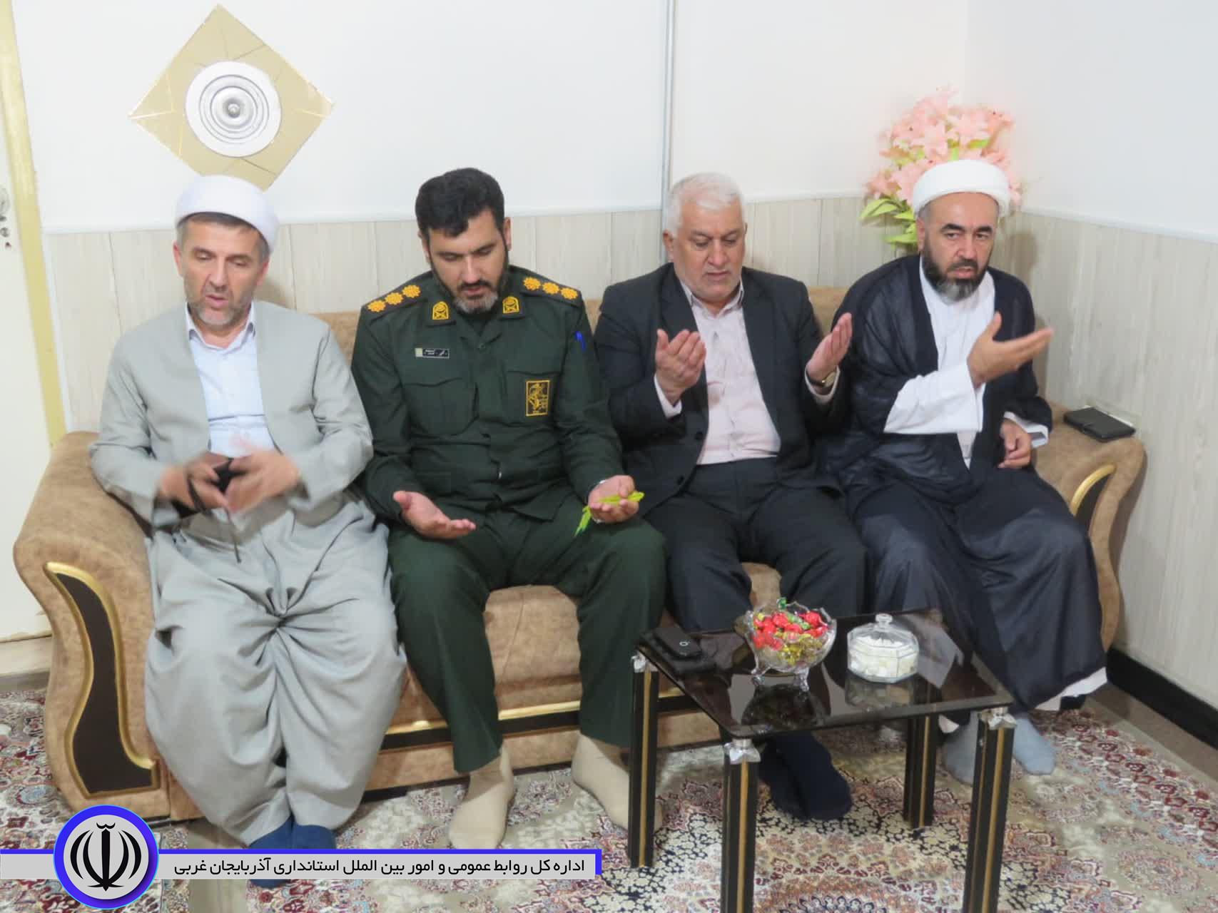 دیدار جمعی از مسئولان مهاباد با خانواده های معظم شهدا