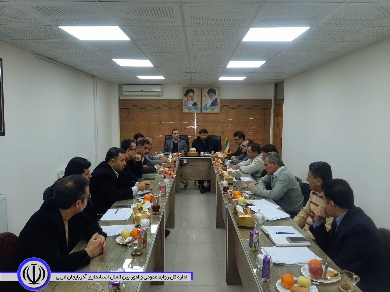 نشست اعضای تنظیم بازارمهاباد با هدف تأمین کالاهای اساسی مورد نیاز مردم