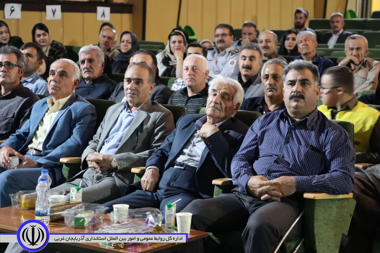 مراسم تجلیل از آتش نشانان مهاباد در تالار وحدت شهرداری برگزار شد