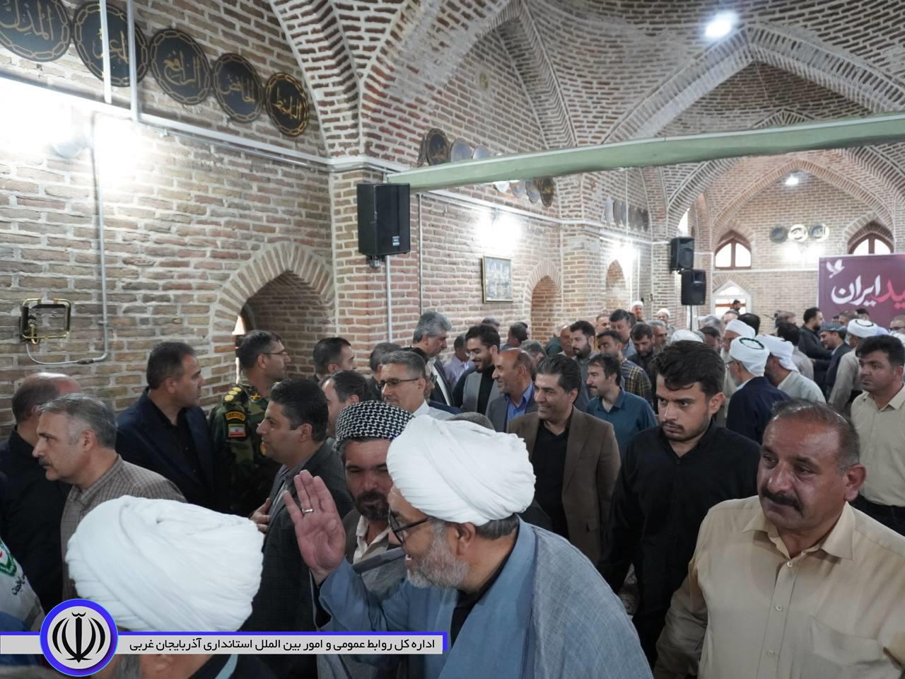 طنین نوای «فراق» در مسجد جامع مهاباد/ حضور مردم در وداع با رهبر شهیدِ ایران