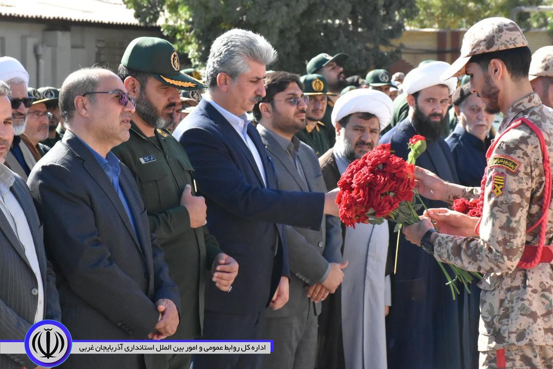 غبارروبی وگلباران مزار شهدا در مهاباد