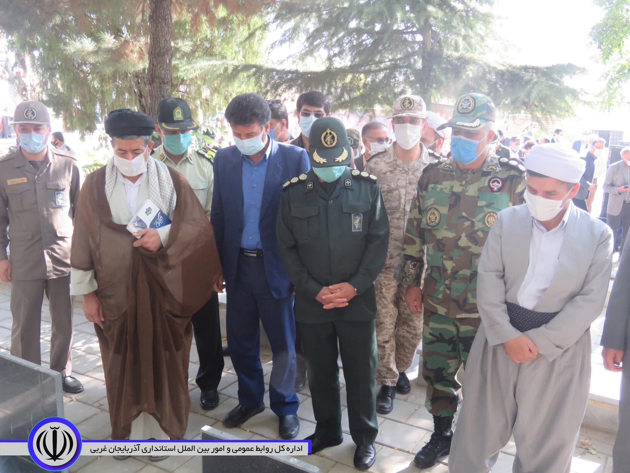 گلزار شهدای مهاباد غبارروبی و عطرافشانی شد