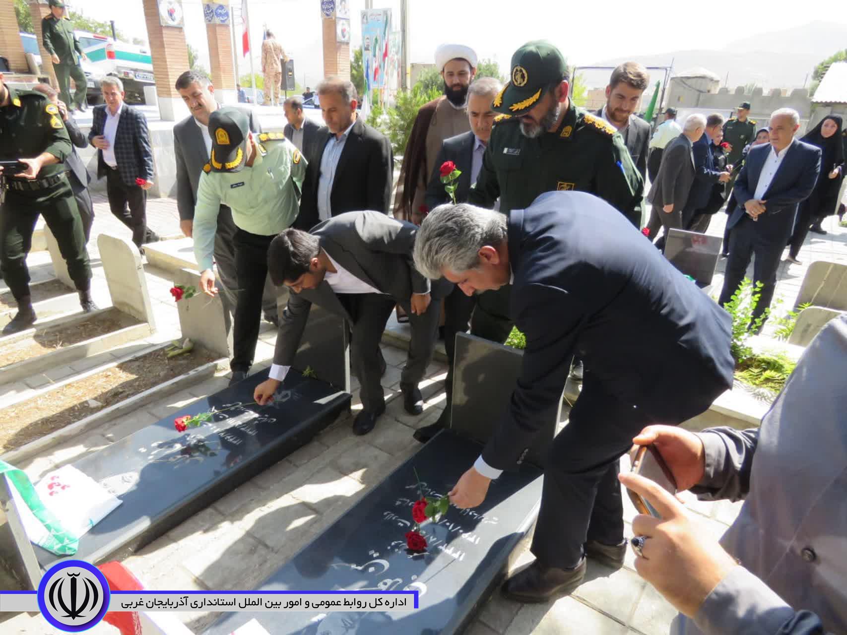 غبارروبی و گلباران مزار شهدای مهاباد