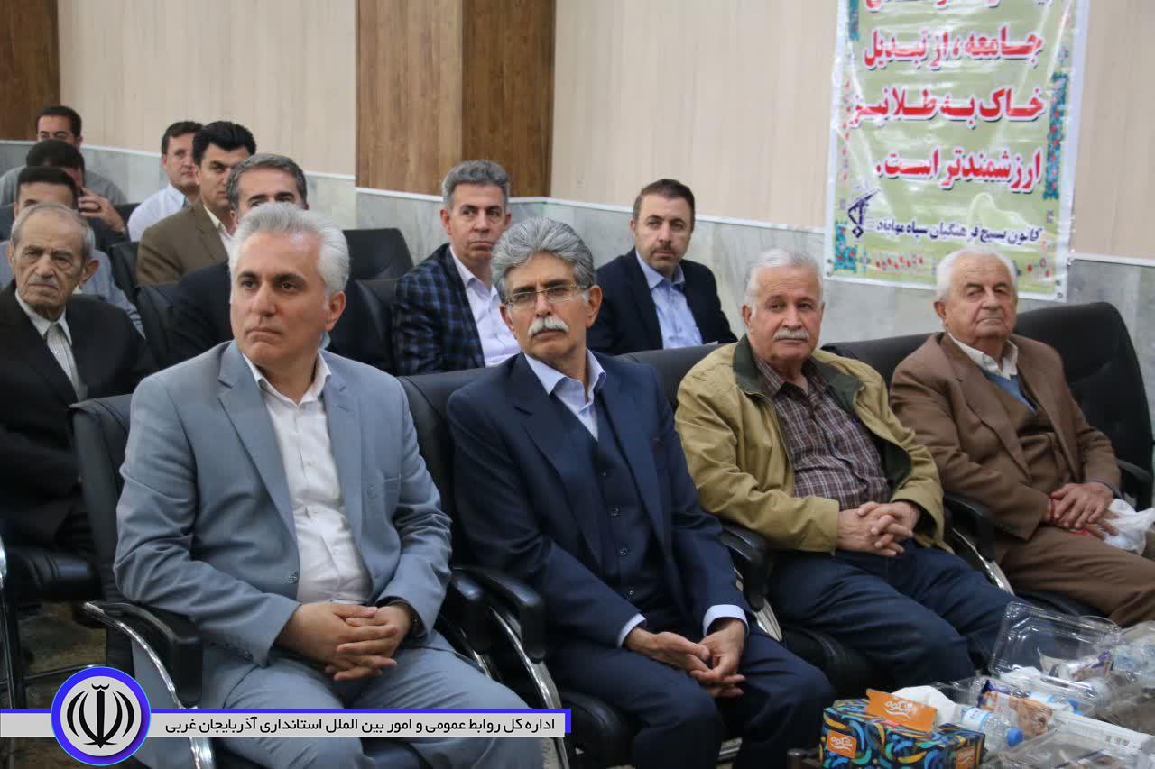 تجلیل از معلمان نمونه شهرستان مهاباد به مناسبت هفته معلم
