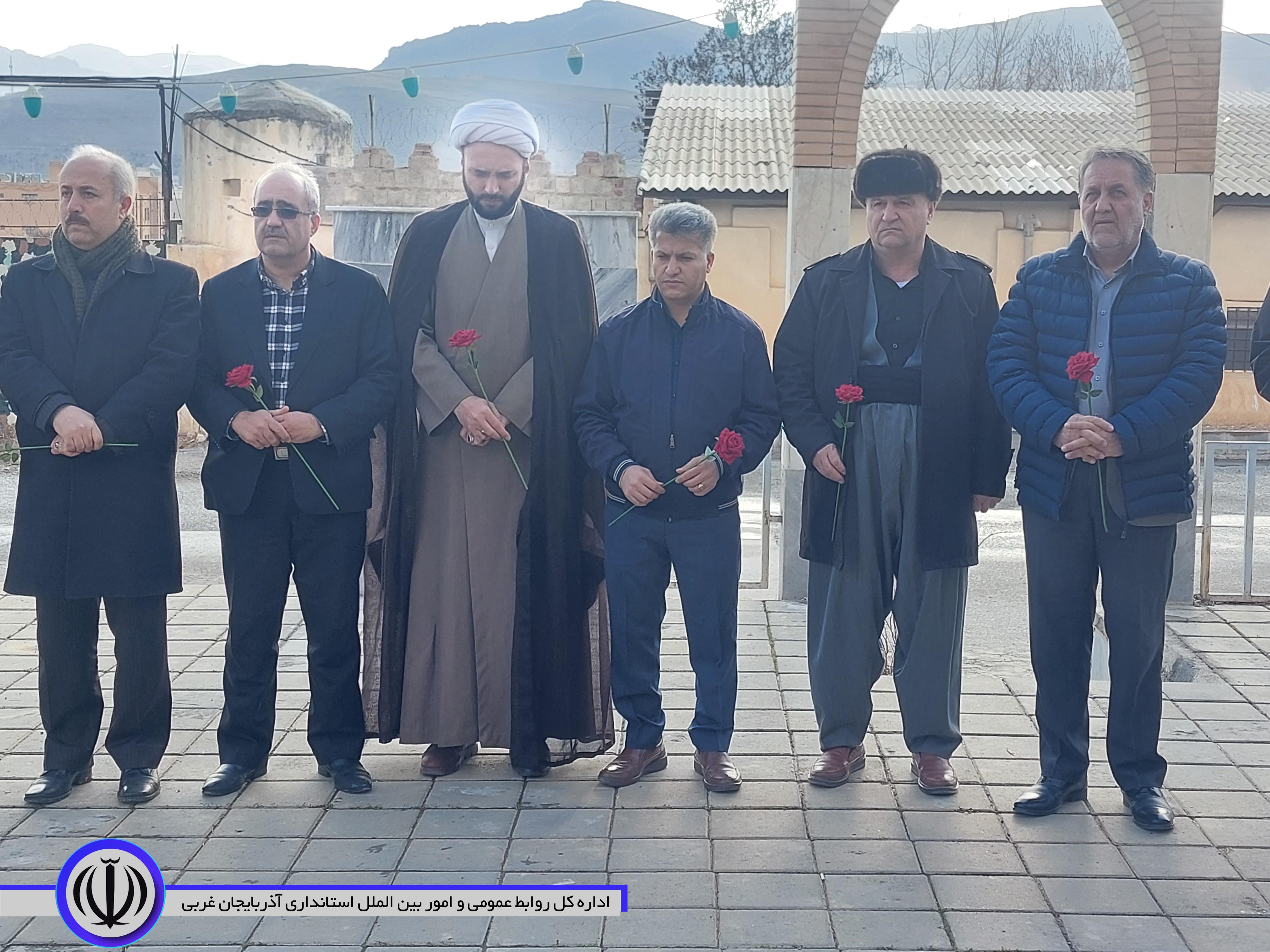 غبارروبی مزار شهداء در مهاباد به مناسبت آغاز هفته منابع طبیعی