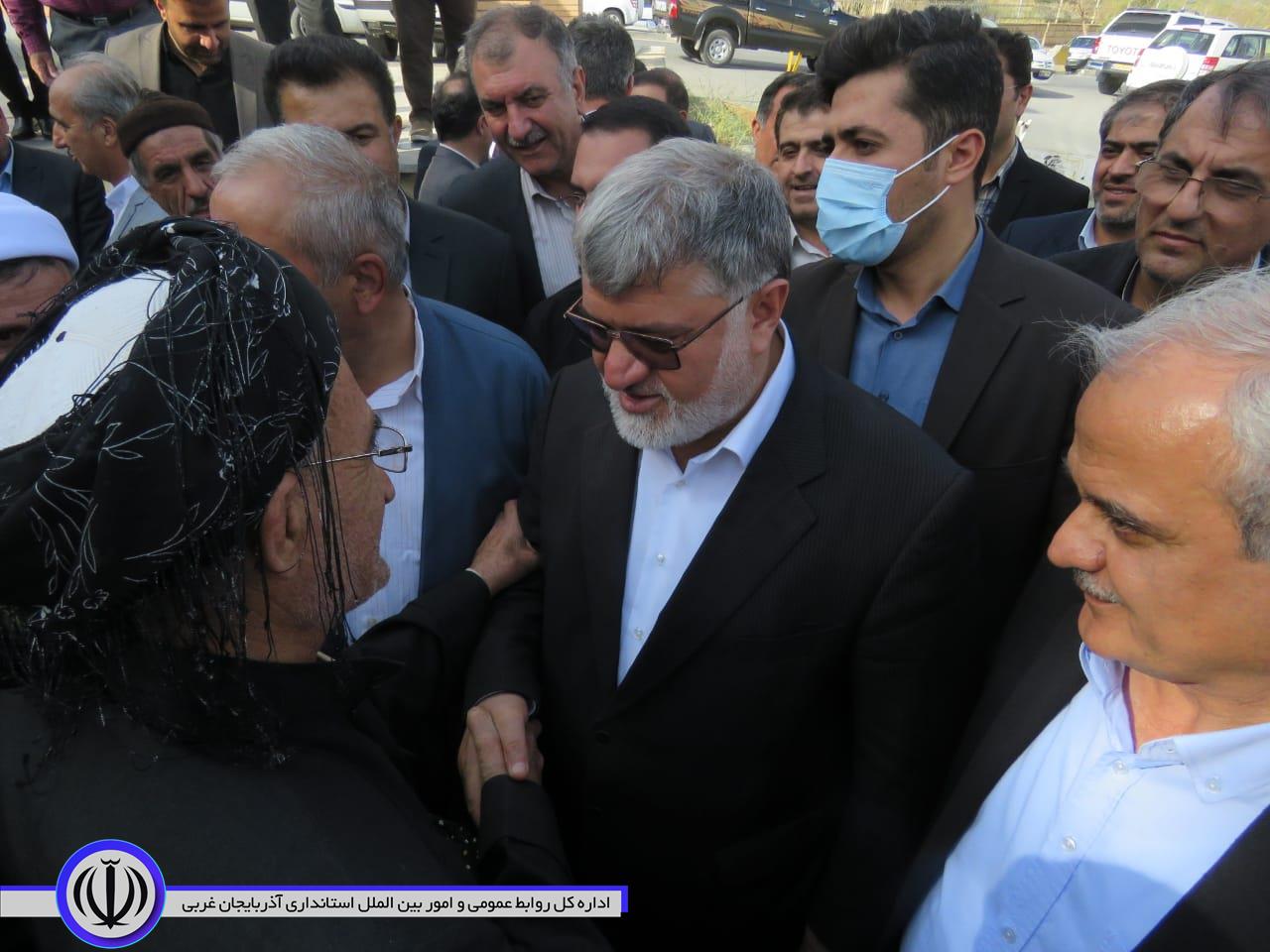 استاندار آذربایجان غربی به مقام شامخ شهدای مهاباد ادای احترام کرد