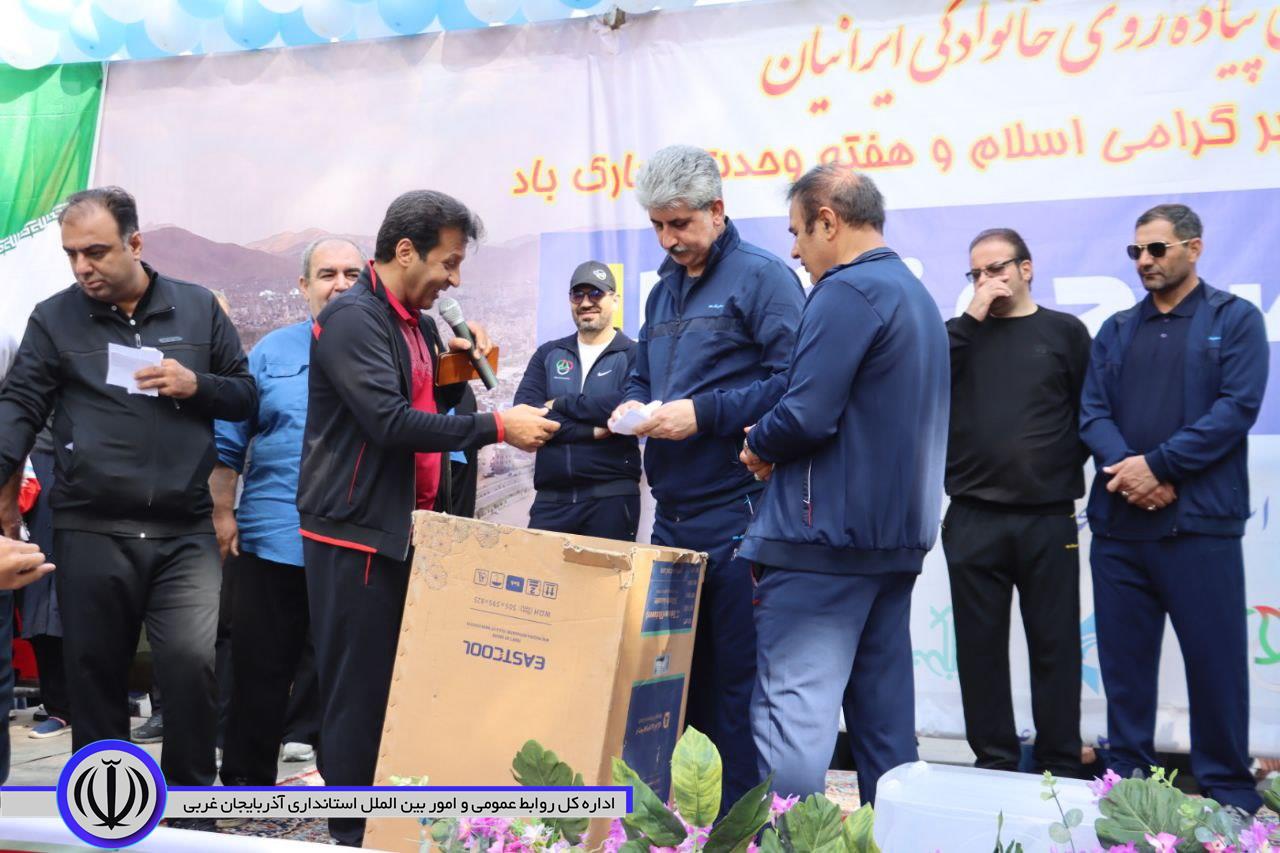 همایش بزرگ پیاده‌روی خانوادگی در شهرستان مهاباد برگزار شد