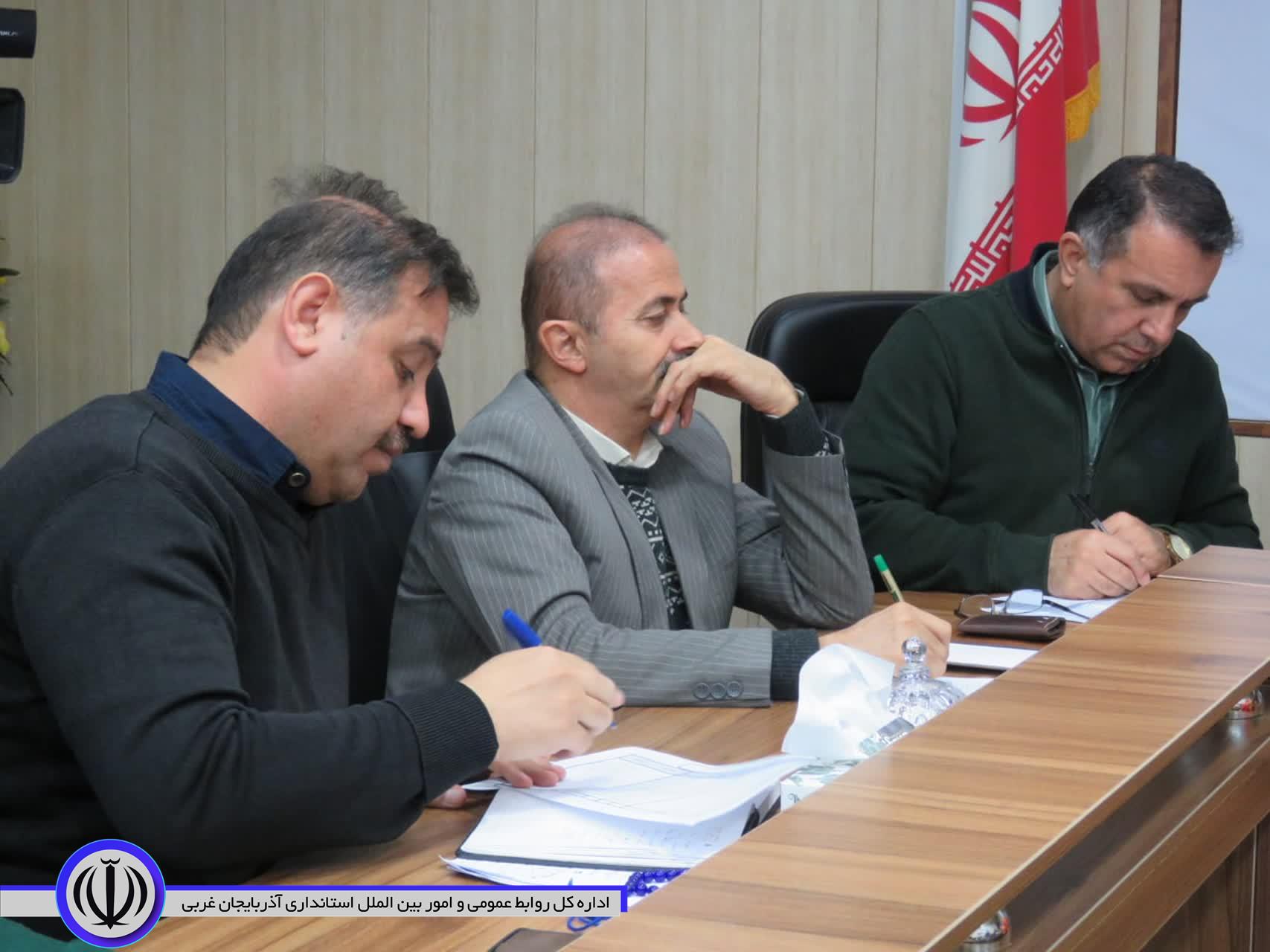 نشست بررسی مسائل و مشکلات روستاهای فاقد دهیاری در مهاباد