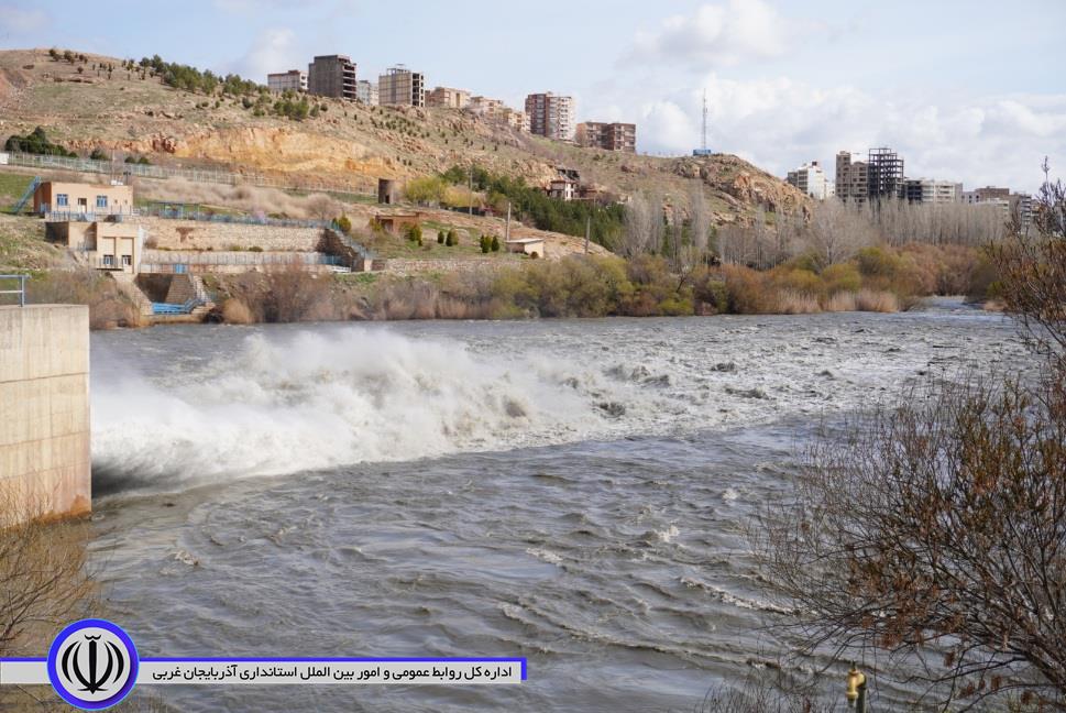 آب مخزن سد مهاباد به سمت دریاچه ارومیه رهاسازی شد