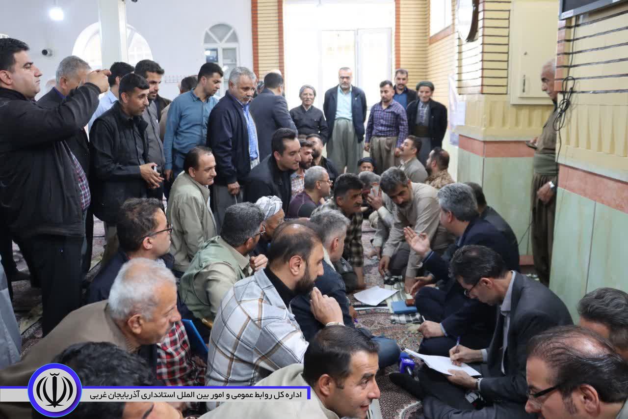 میز خدمت و دیدار چهرە بە چهرە مسئولان با ساکنان منطقه پشت تپ برگزار شد.