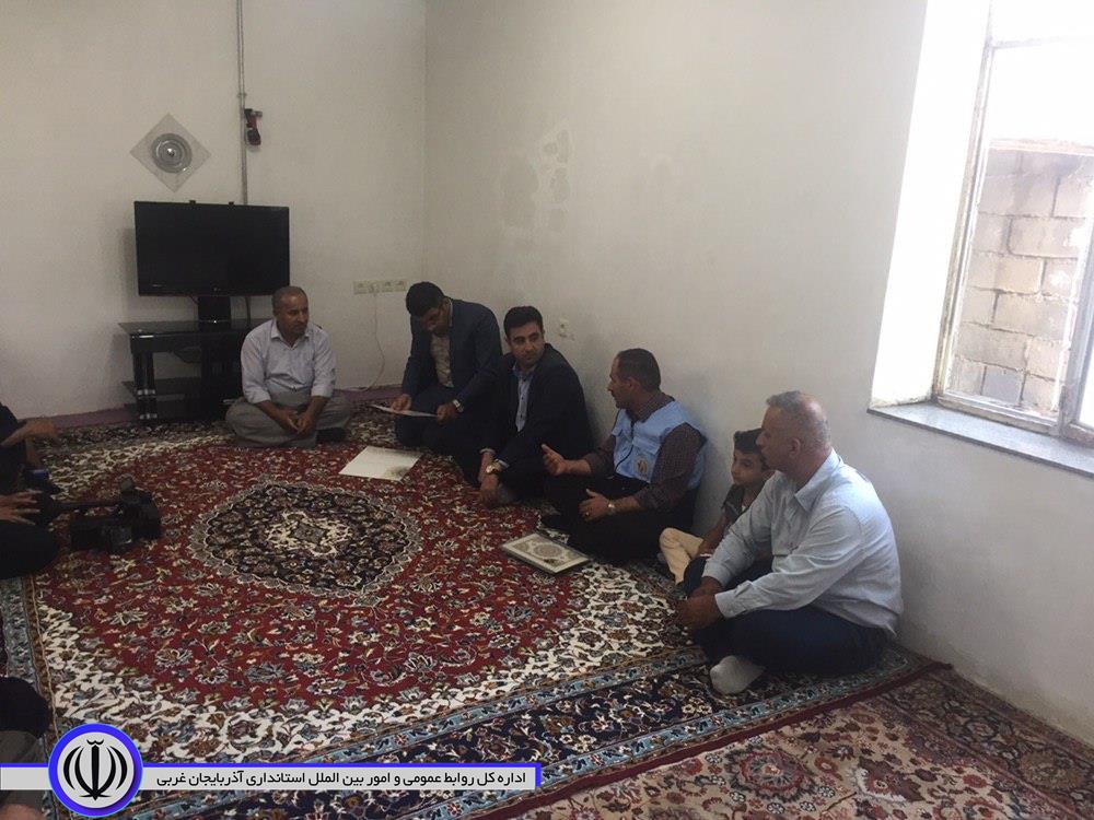 اهداء حکم مستمری بگیر 2 نفر از بیمه شدگان صندوق بیمه اجتماعی کشاورزان،روستاییان و عشایر توسط بخشداری مرکزی مهاباد