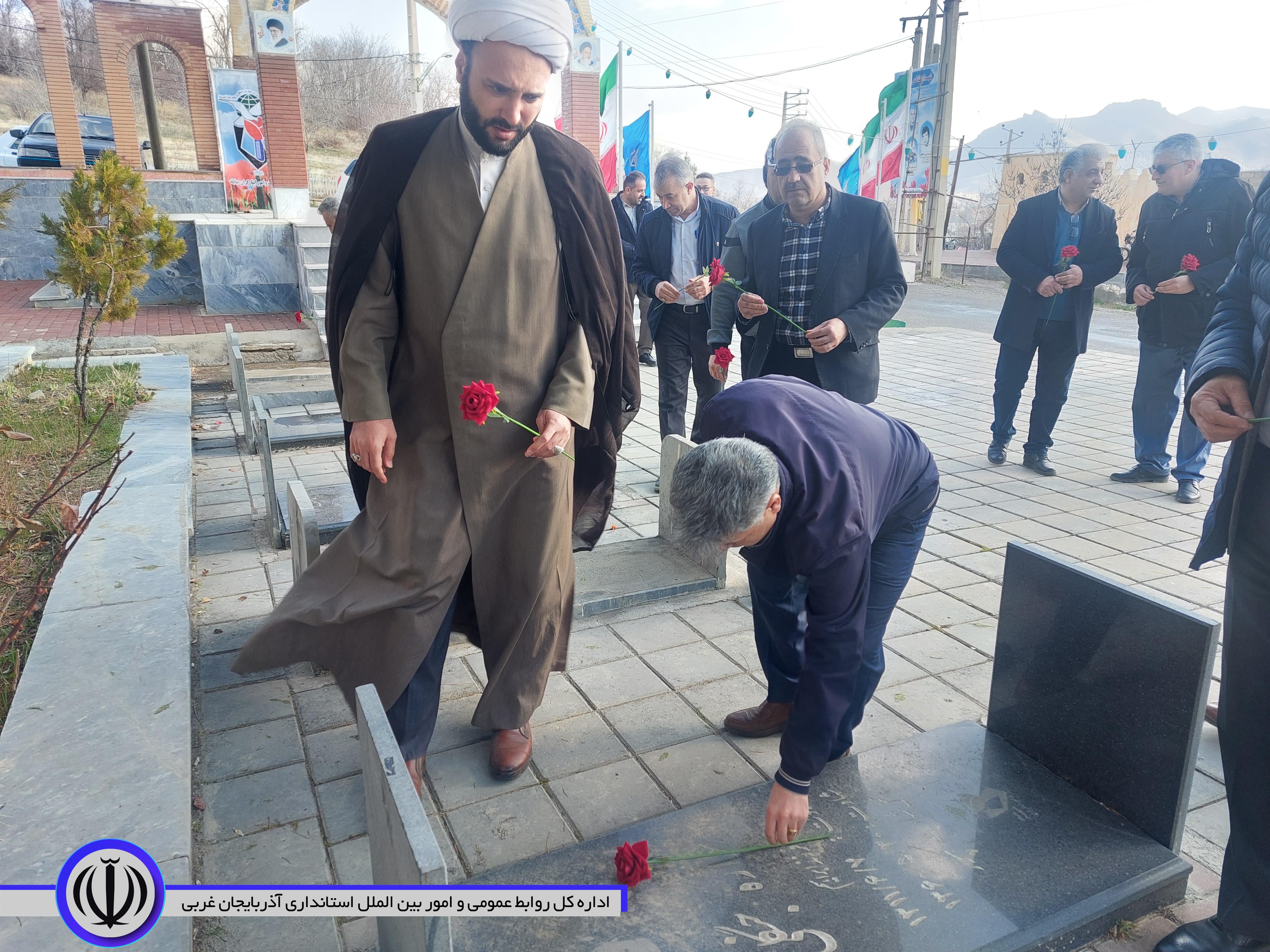 غبارروبی مزار شهداء در مهاباد به مناسبت آغاز هفته منابع طبیعی