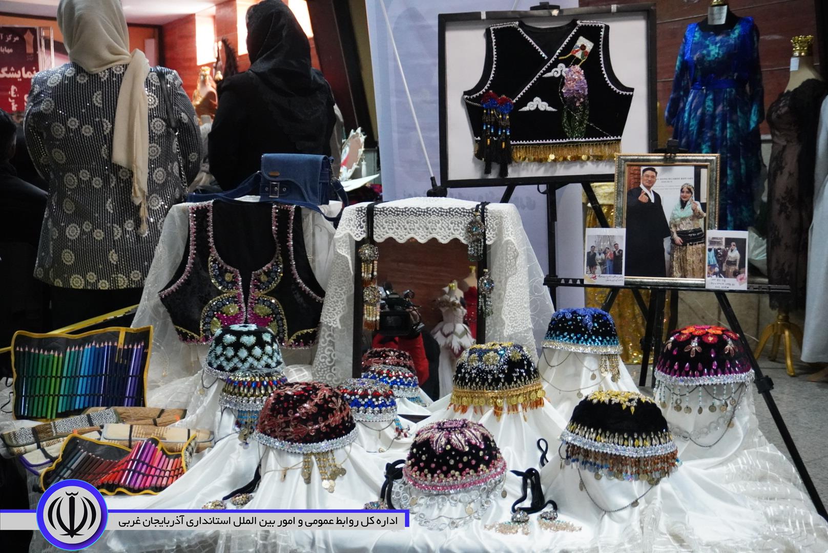 نمایشگاه لباس کُردی و صنایع دستی در مهاباد گشایش یافت