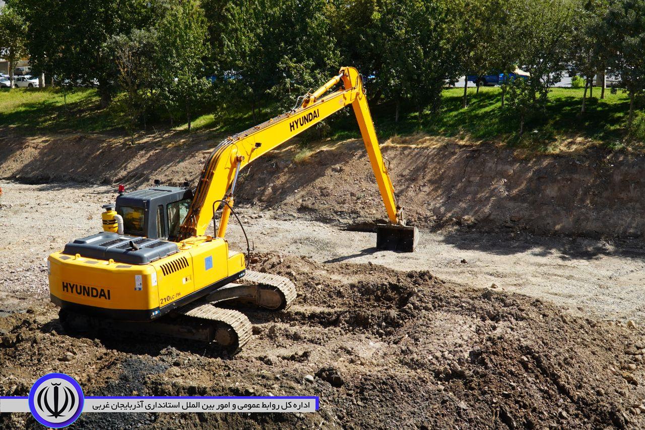 بازدید میدانی فرماندار ویژە شهرستان از اجرای عملیات لایه روبی رودخانه ی سطح شهر مهاباد