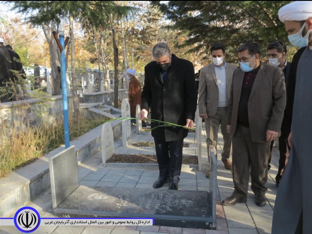 در هفته مبارک بسیج ، مزار مطهر شهداء غبارروبی و گلباران شد