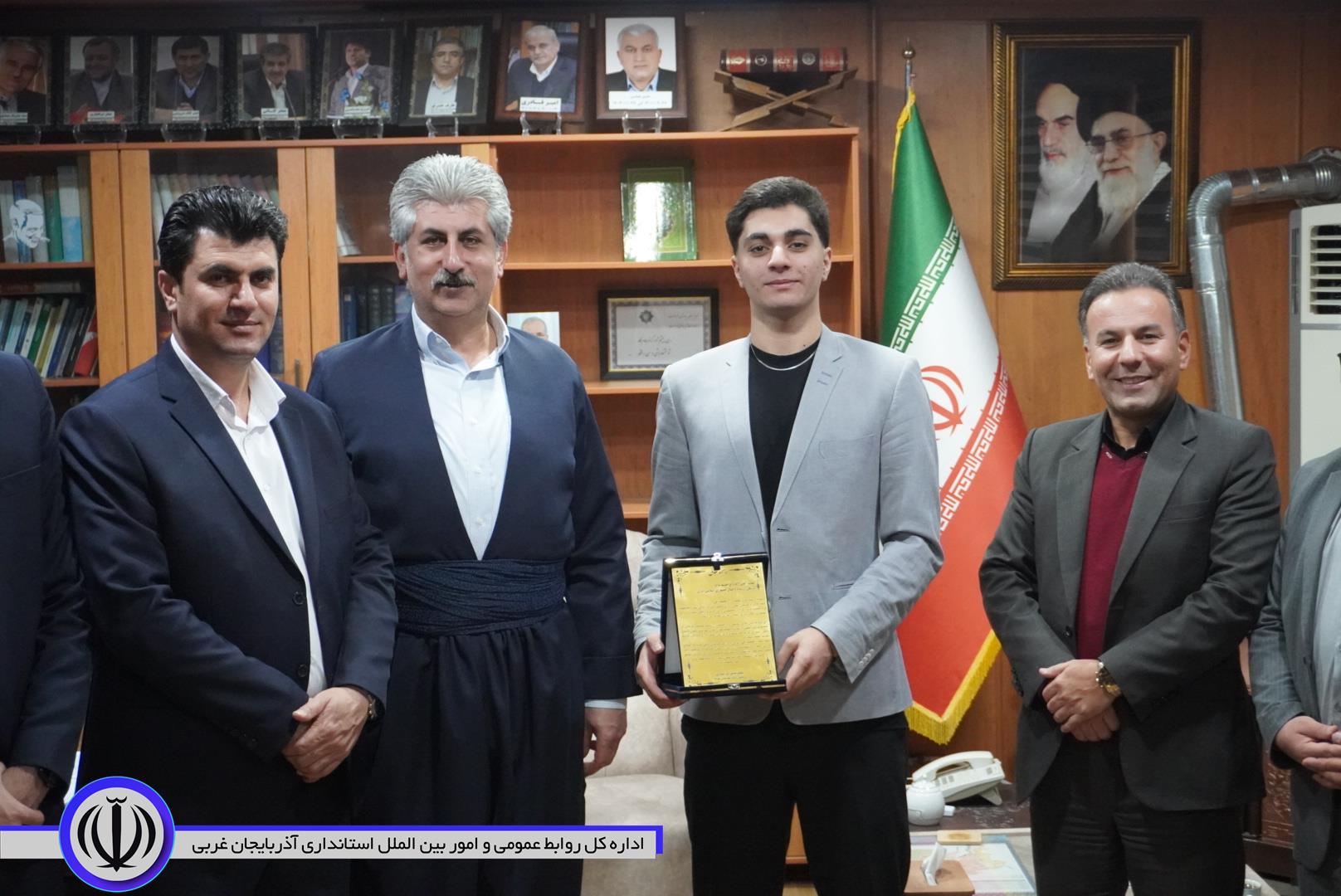 تجلیل فرماندار ویژه مهاباد از آکام ابراهیم‌نژاد دانش آموز والیبالیست مهابادی در مسابقات دانش‌آموزان جهان