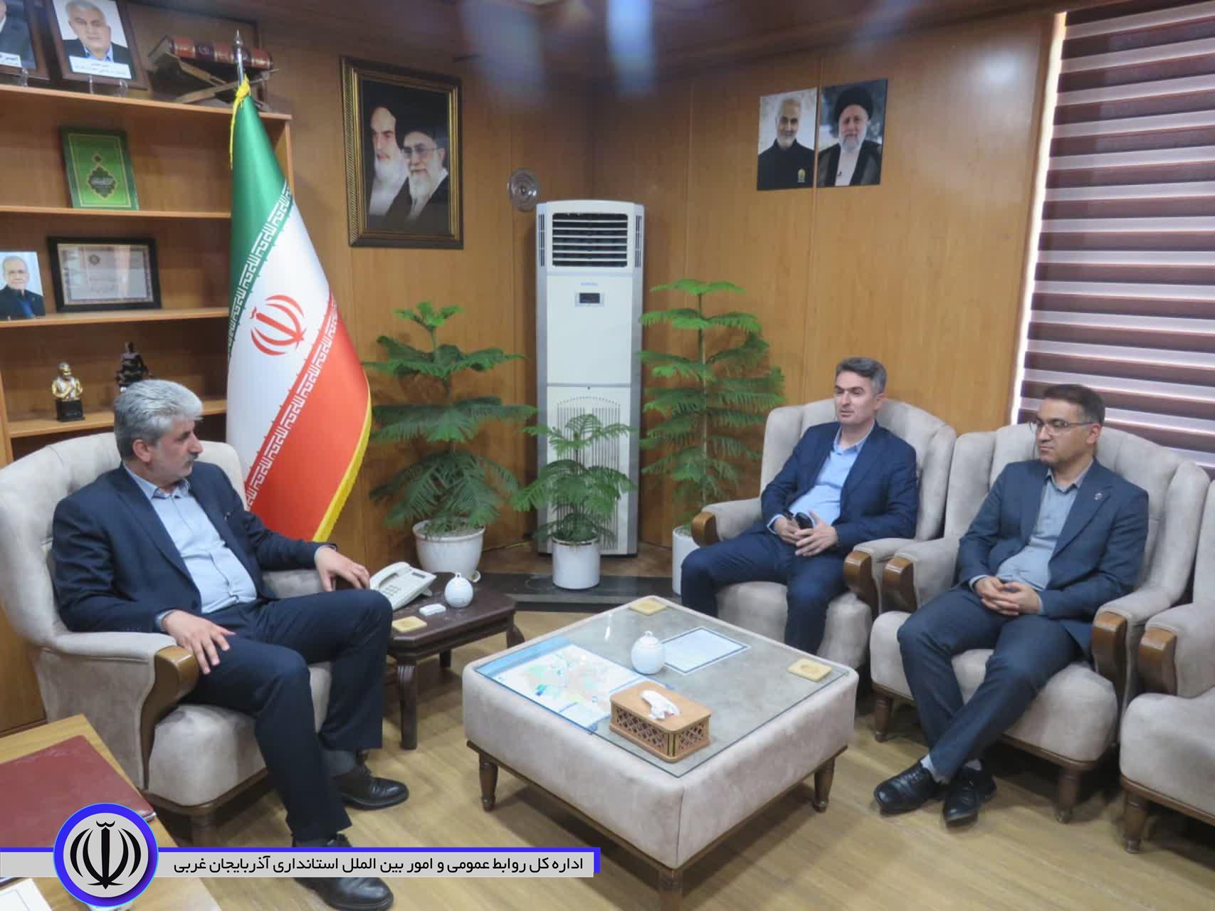 دیدار و گفتگوی رییس و معاون حوزه سرپرستی جنوب استان بانک تجارت با فرماندار شهرستان مهاباد
