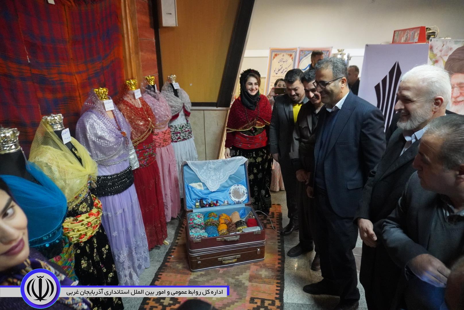 نمایشگاه لباس کُردی و صنایع دستی در مهاباد گشایش یافت