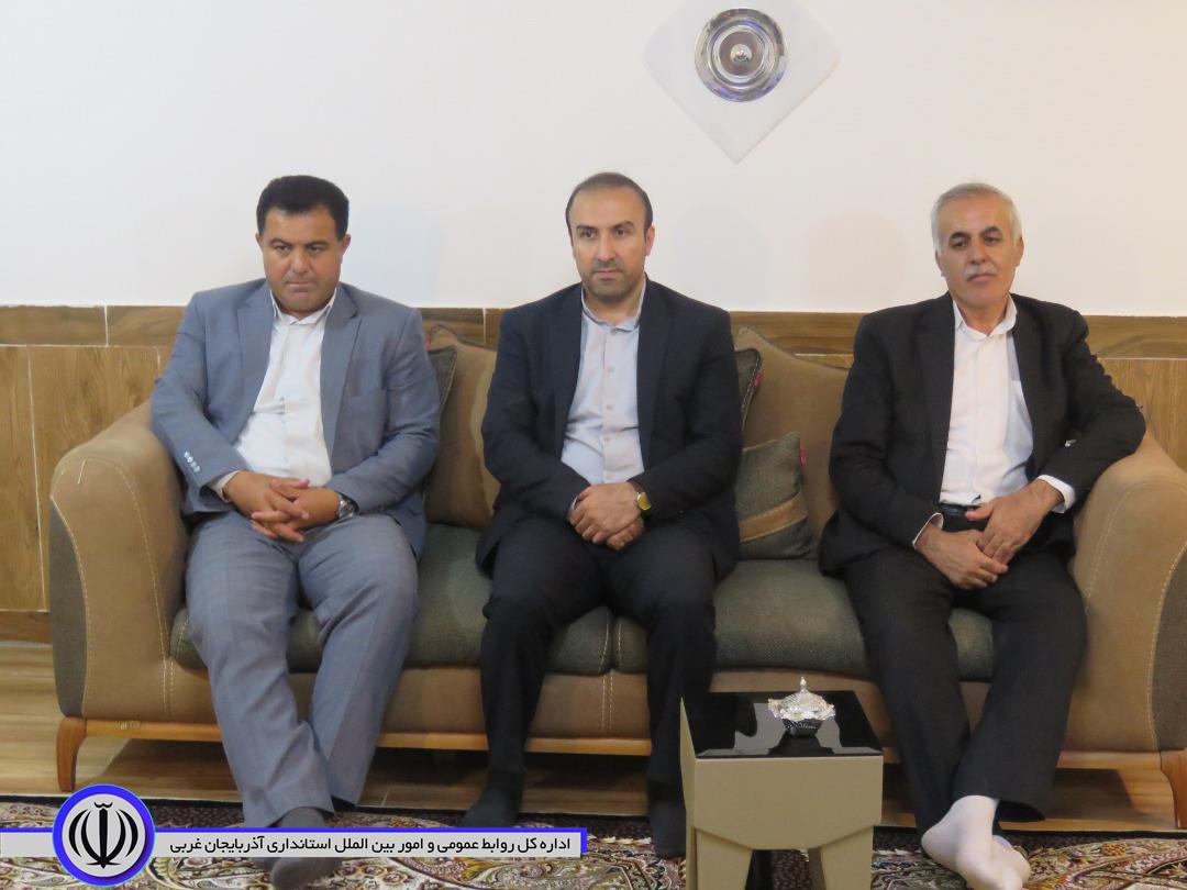 معاون استاندار آذربایجان غربی و جمعی از مسوولان مهابادی با خانواده شهید این شهرستان دیدار کردند