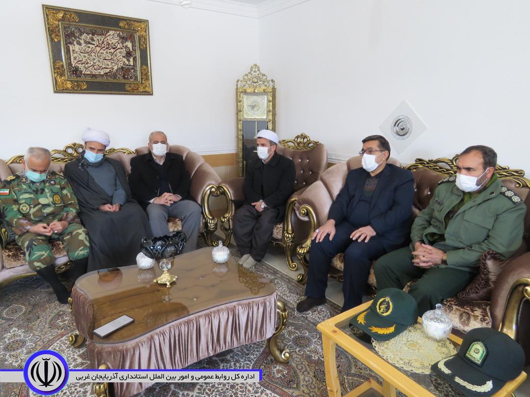 دیدار مسئوولان شهرستان با خانواده معزز شهداء در مهاباد