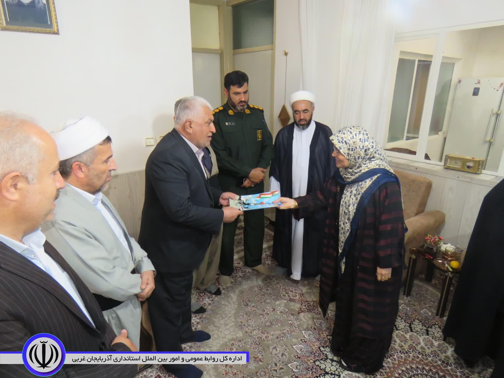دیدار جمعی از مسئولان مهاباد با خانواده های معظم شهدا