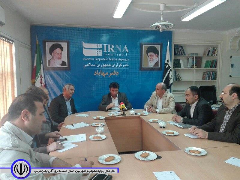 حضور معاون استاندار وفرماندار ویژه شهرستان مهاباد در خبر گزاری ایرنا وبررسی بخشی از مشکلات مربوط به حاشیه سد مهاباد