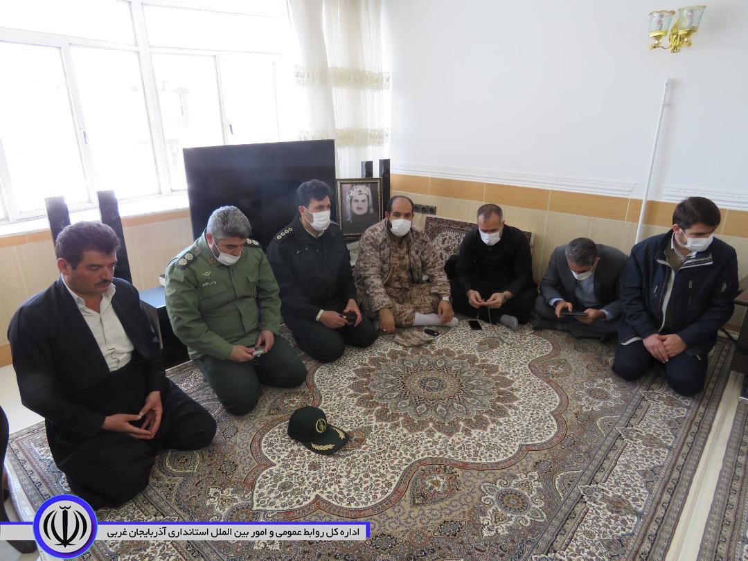 دیدار مسئوولان شهرستان با خانواده معزز شهداء در مهاباد