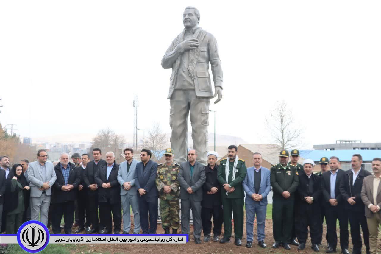 تندیس سردار شهید قاسم سلیمانی در مهاباد رونمایی شد