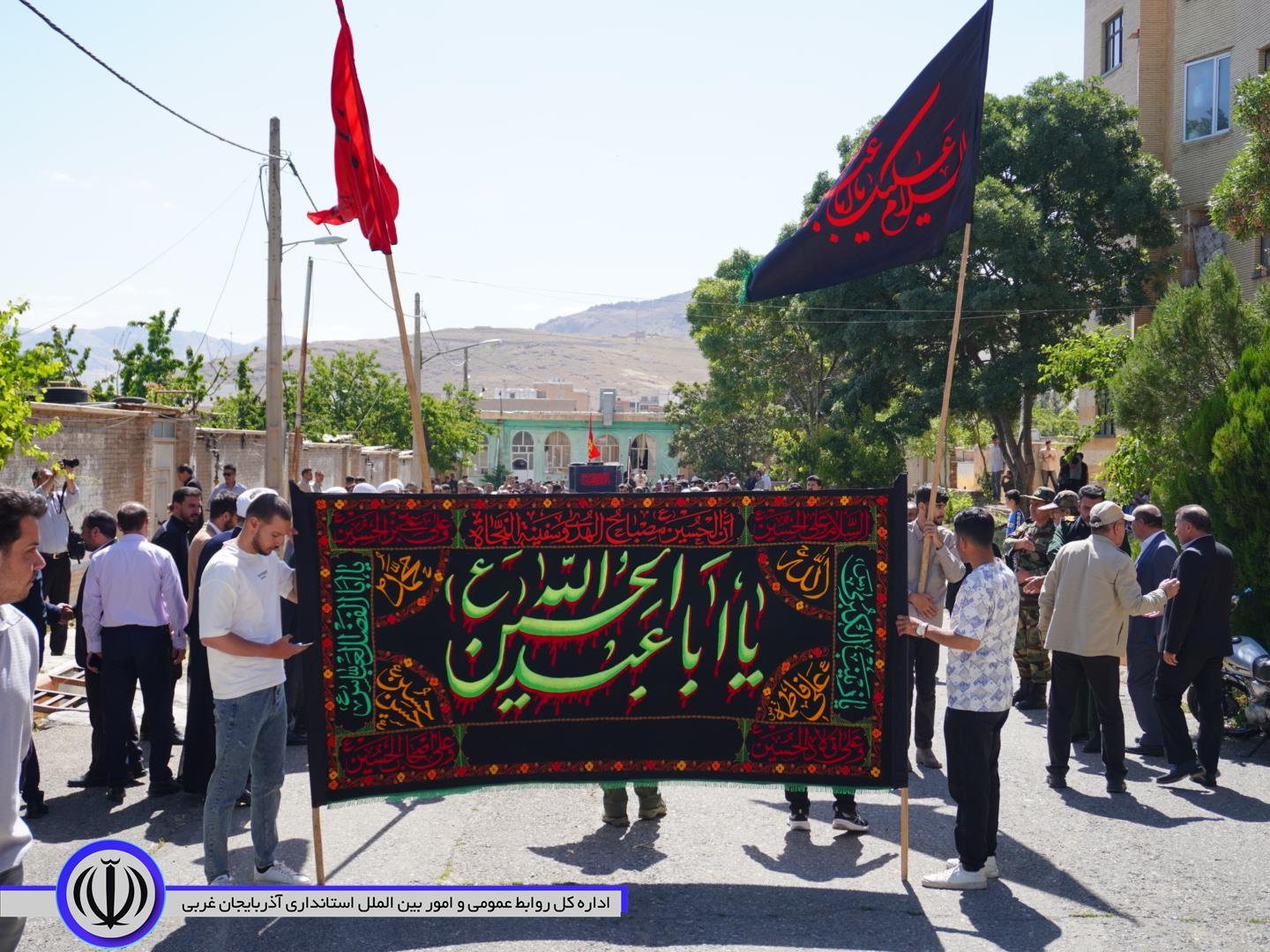 طنین «هیهات من الذله» در مهاباد در آیین سنتی علم‌بندی ماه محرم
