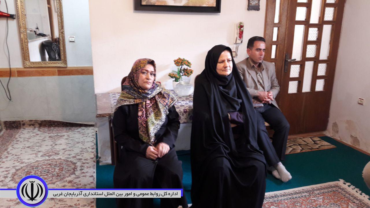 دیدار معاون استاندار و فرماندار ویژه شهرستان مهاباد با دو خانواده جانباز به مناسبت روز جانباز