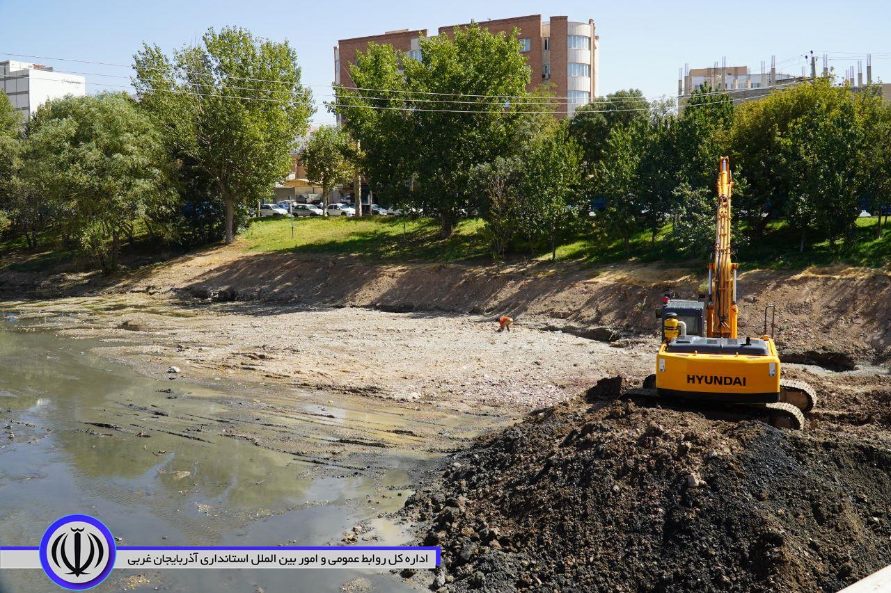 بازدید میدانی فرماندار ویژە شهرستان از اجرای عملیات لایه روبی رودخانه ی سطح شهر مهاباد