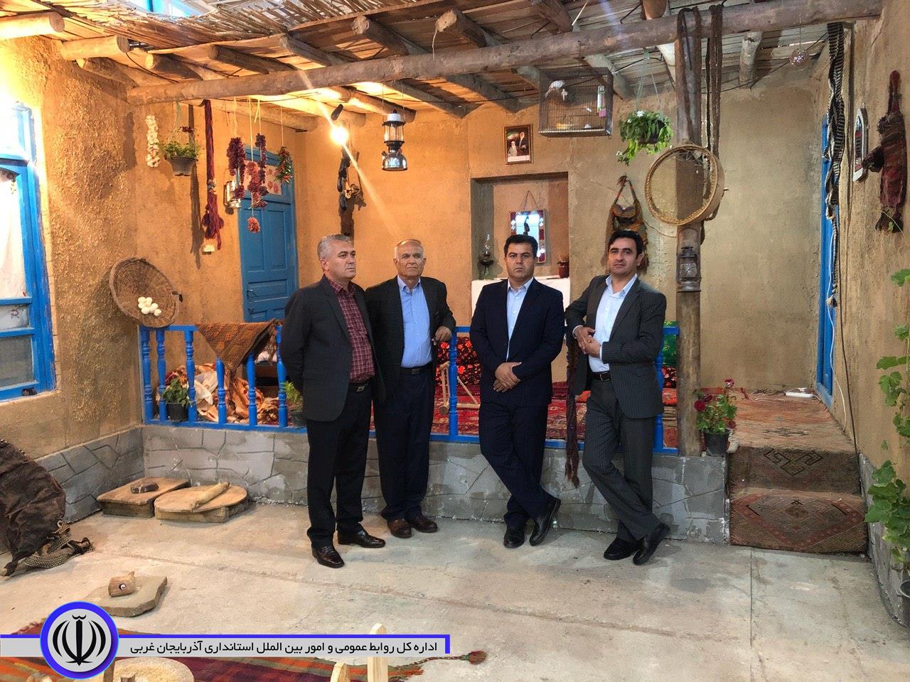 بازدید بخشدار مرکزی مهاباد در معیت با بخشدار خلیفان و نماینده دهیاران از نمایشگاه توانمندی روستاییان و عشایر غرفه استانداری آذر بایجان غربی و شهرستان مهاباد
