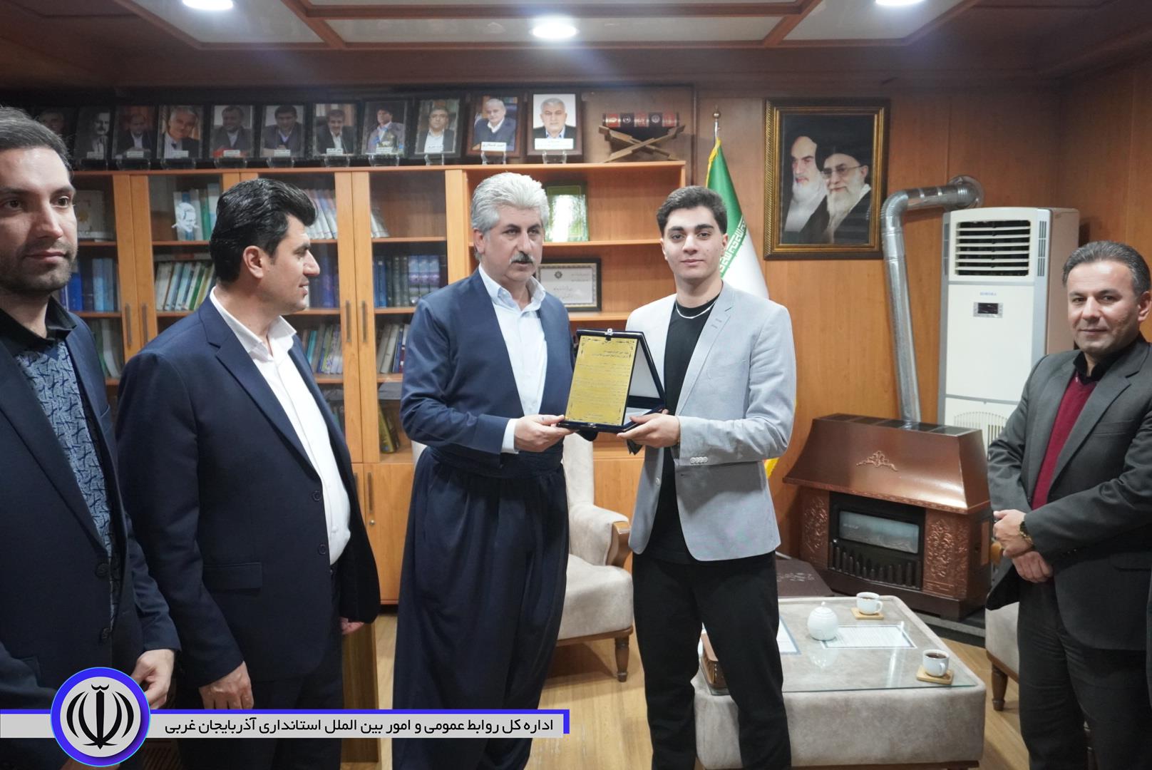 تجلیل فرماندار ویژه مهاباد از آکام ابراهیم‌نژاد دانش آموز والیبالیست مهابادی در مسابقات دانش‌آموزان جهان