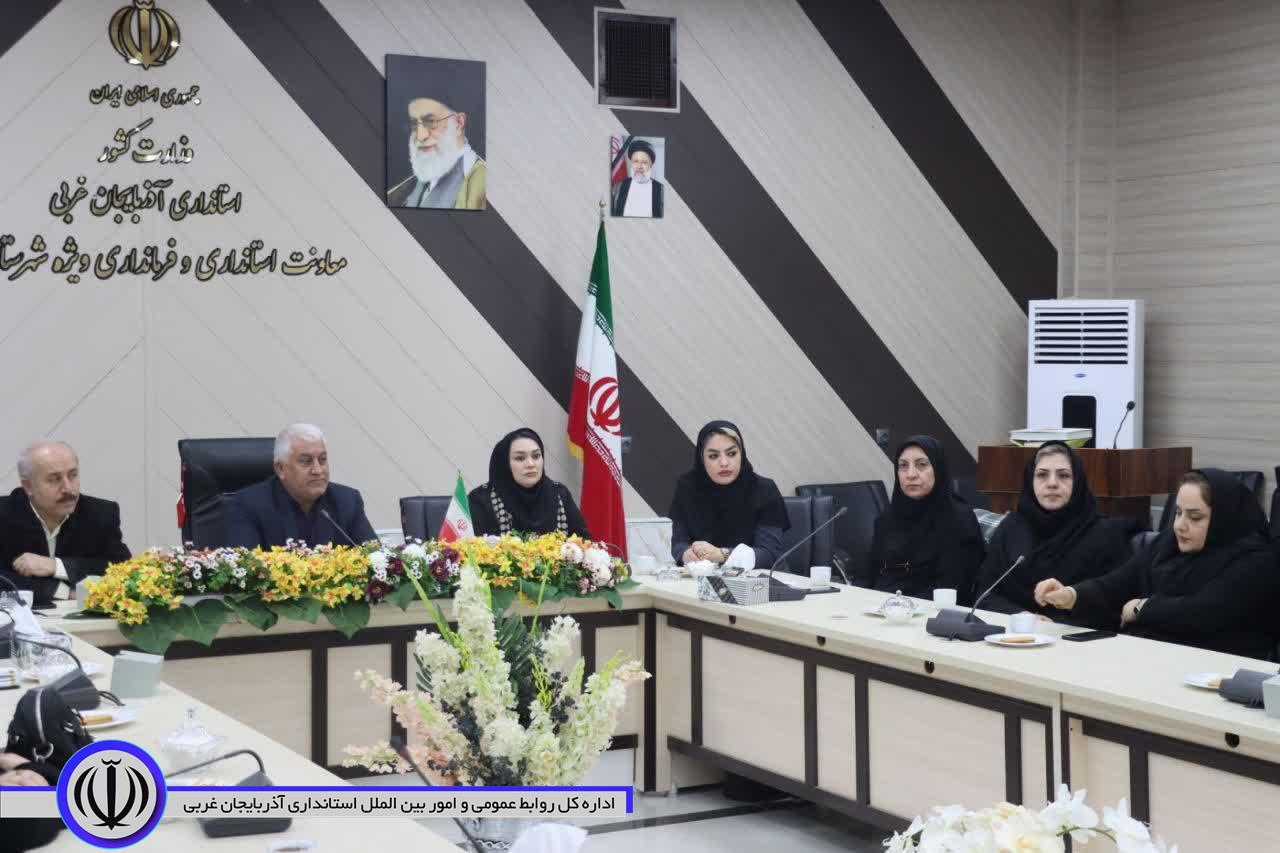 نشست تخصصی بانوان به مناسبت گرامیداشت هفته زن و روز مادر