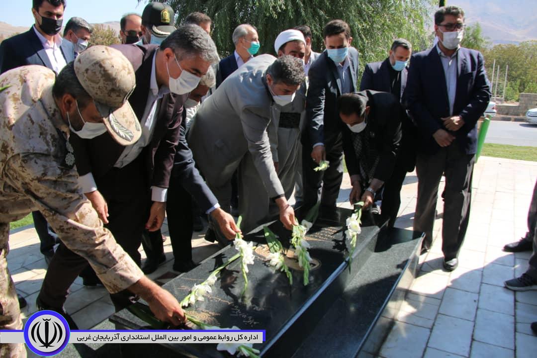 گلباران و عطر افشانی مزار شهید خلبان خالد حیدری به مناسبت گرامیداشت هفته دفاع مقدس