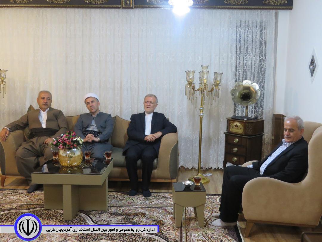 معاون استاندار آذربایجان غربی و جمعی از مسوولان مهابادی با خانواده شهید این شهرستان دیدار کردند