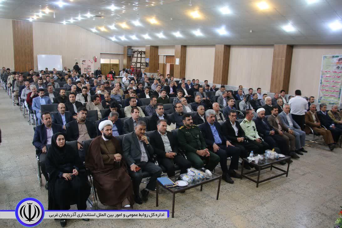 تجلیل از معلمان نمونه شهرستان مهاباد به مناسبت هفته معلم