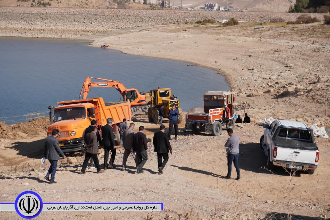 ساخت سکوی تازه برای برج آبگیر از سد مهاباد آغاز شد