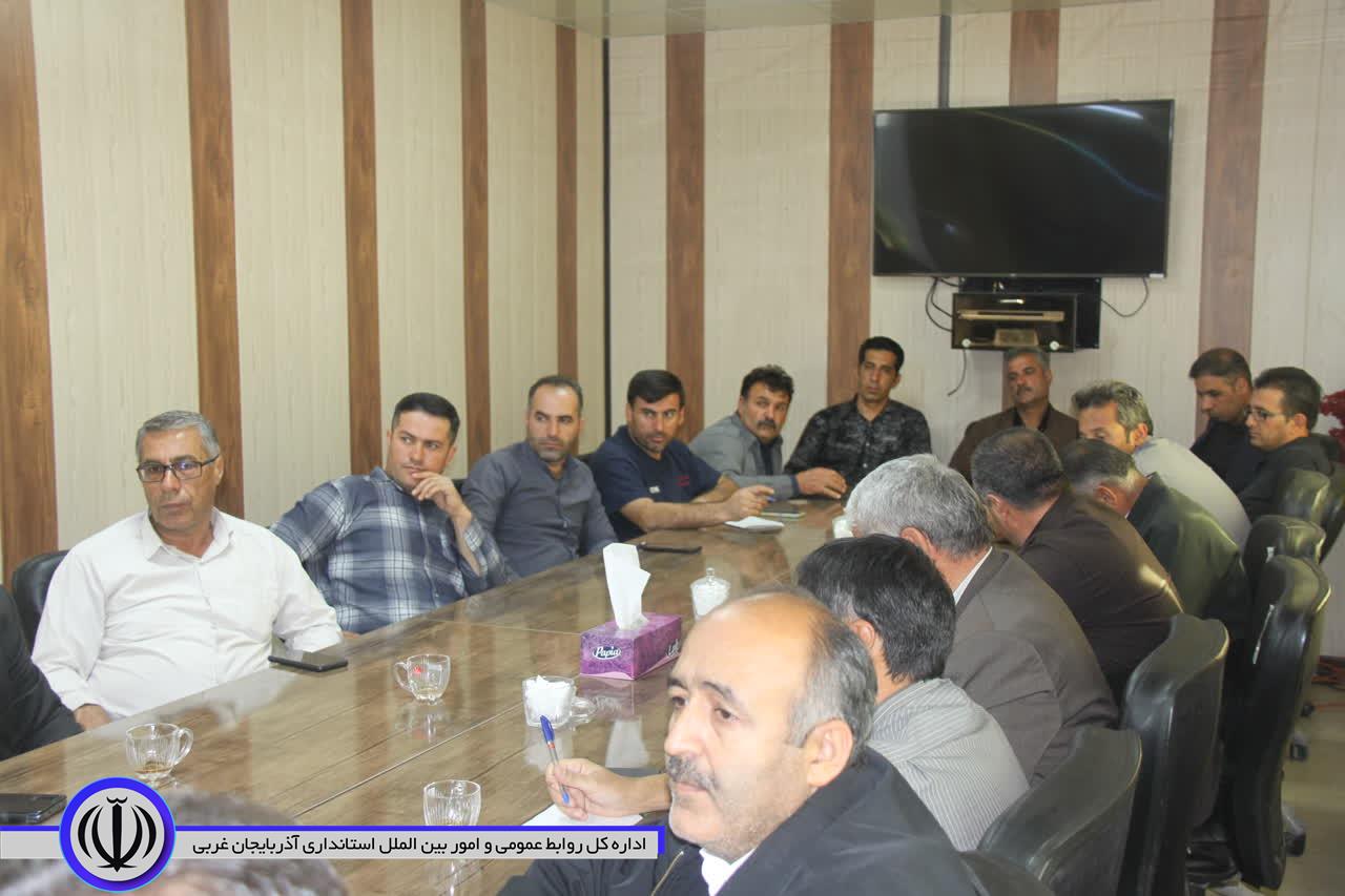 نشست مشترک بخشدار مرکزی مهاباد و دهیاران با فرمانده انتظامی شهرستان