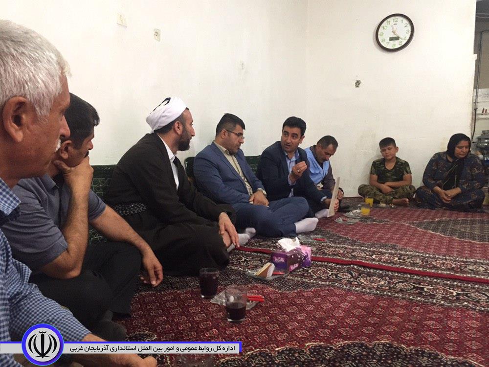 اهداء حکم مستمری بگیر 2 نفر از بیمه شدگان صندوق بیمه اجتماعی کشاورزان،روستاییان و عشایر توسط بخشداری مرکزی مهاباد
