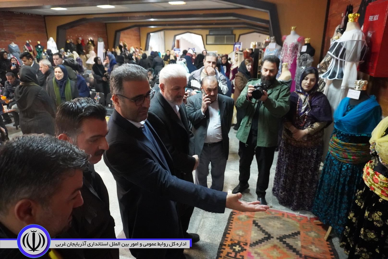 نمایشگاه لباس کُردی و صنایع دستی در مهاباد گشایش یافت