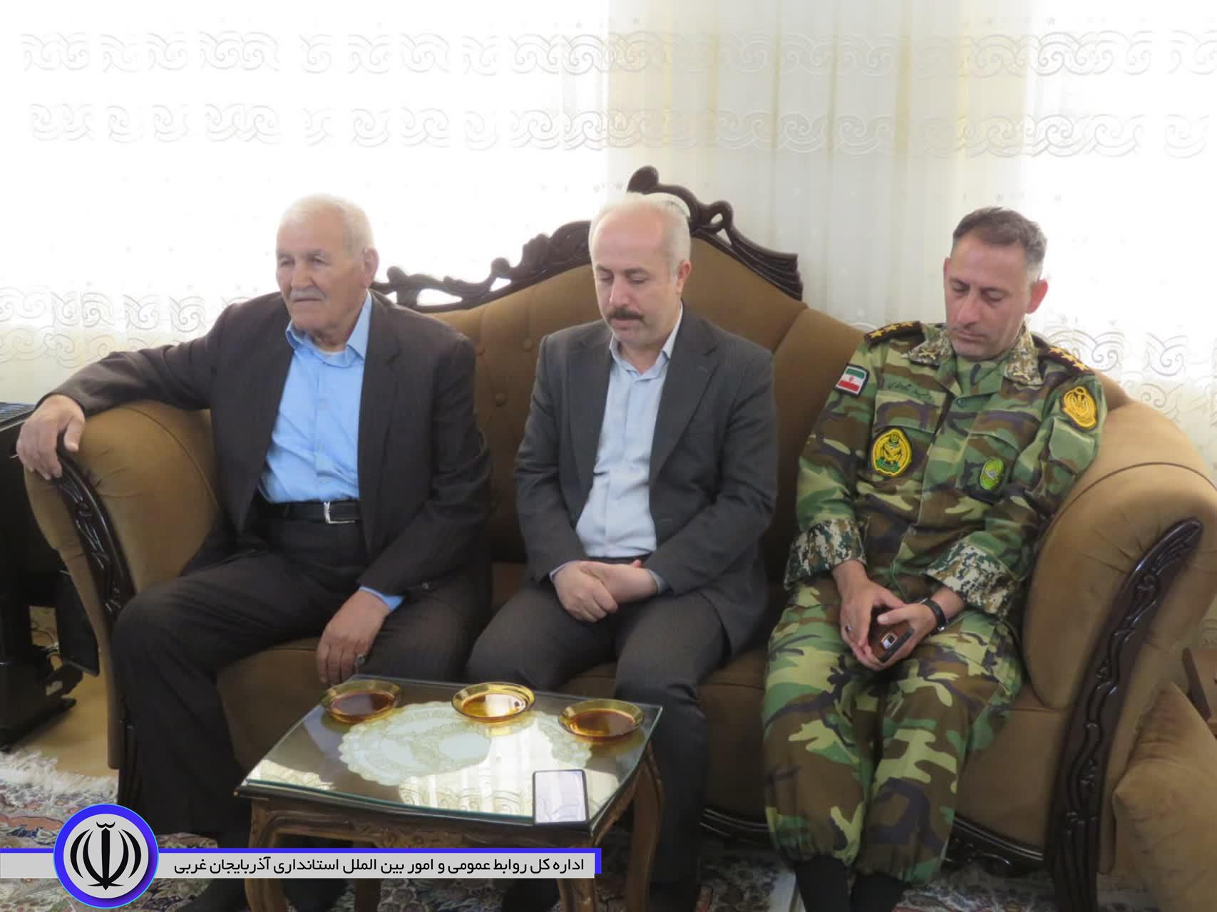 مسوولان مهاباد با خانواده 2 شهید این شهرستان دیدار کردند