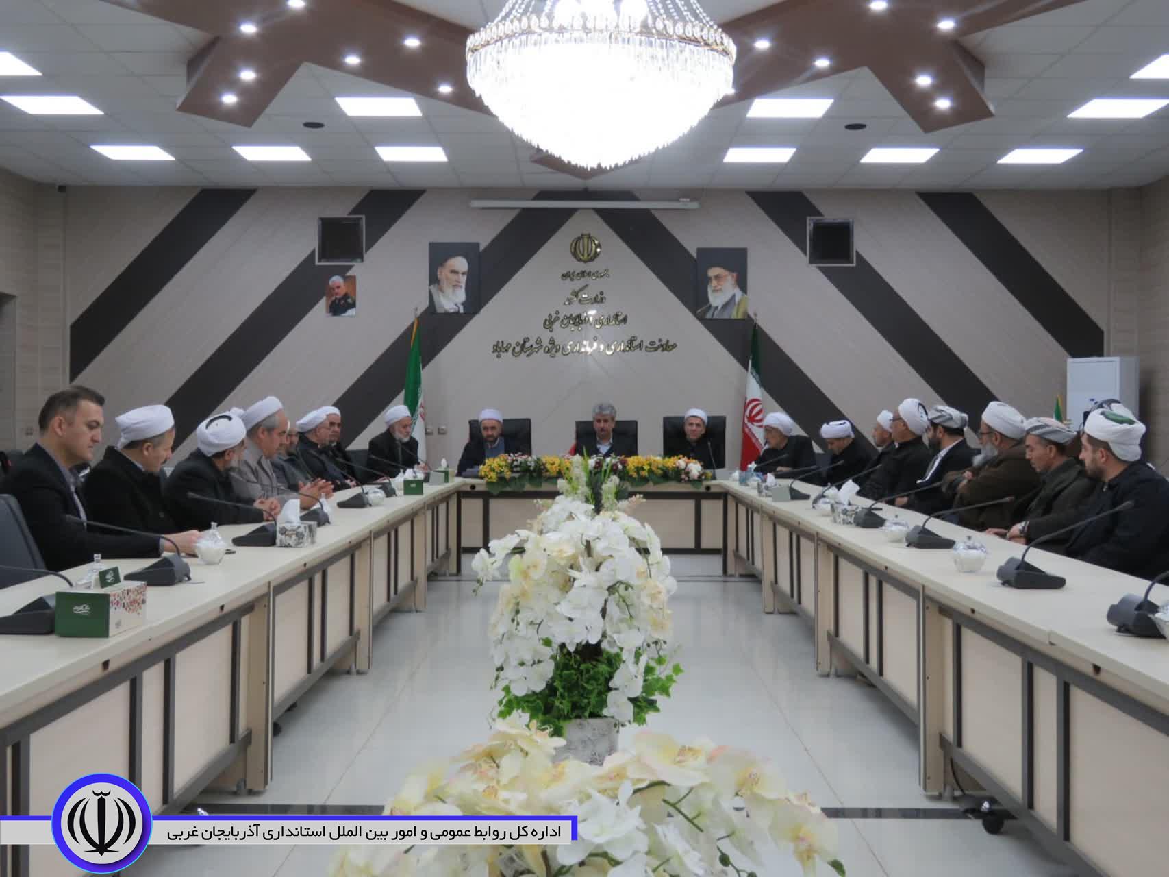 دیدار جمعی از ماموستایان آیینی و امامان جماعت مساجد سطح شهر با سرپرست فرمانداری مهاباد