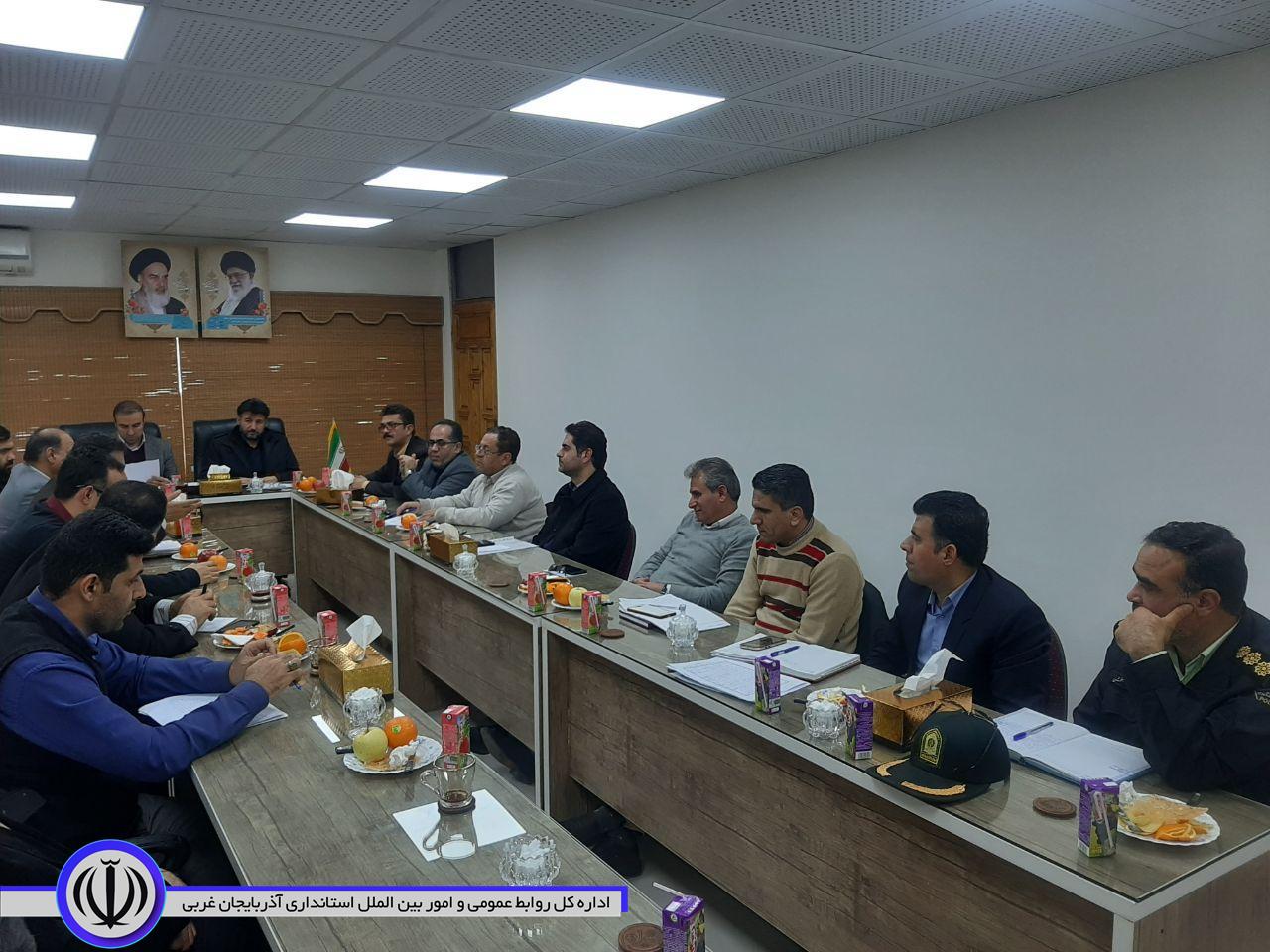 نشست اعضای تنظیم بازارمهاباد با هدف تأمین کالاهای اساسی مورد نیاز مردم