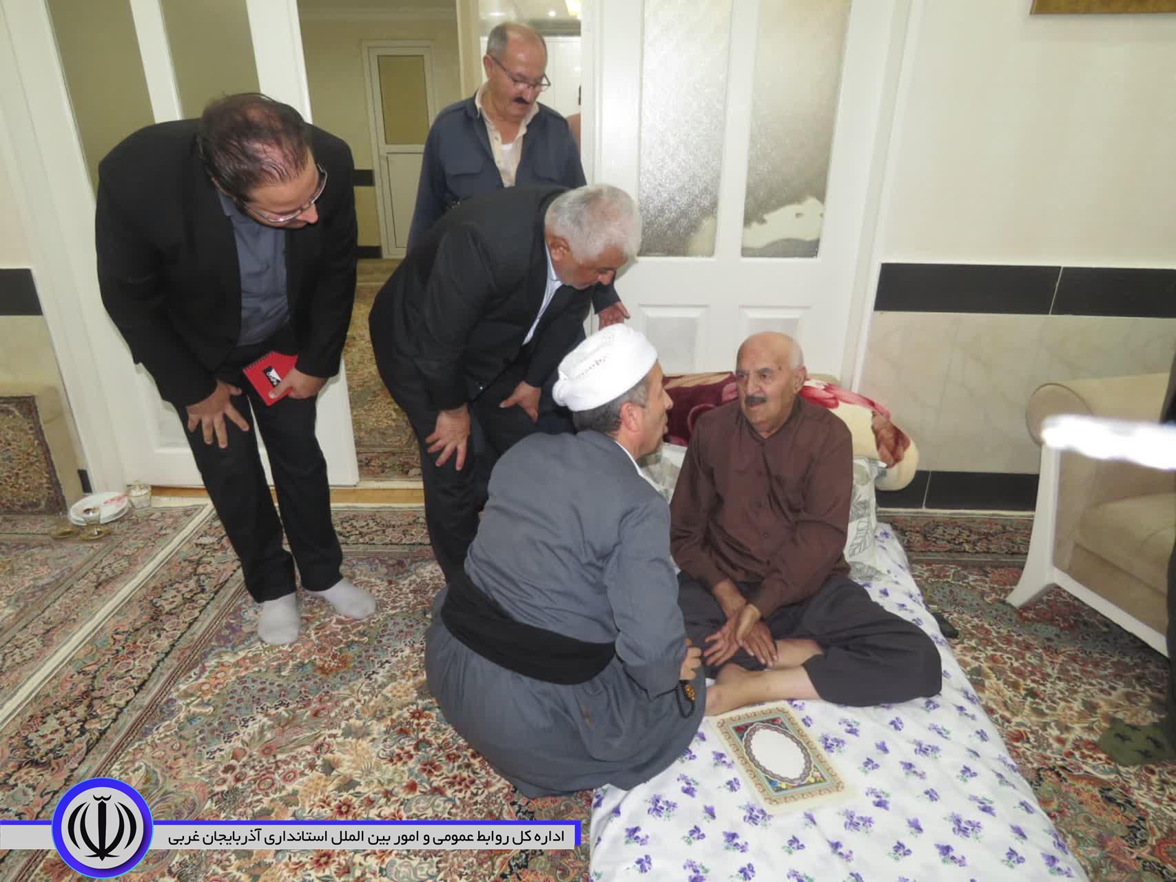 مسوولان مهابادی به دیدار خانواده شهدا رفتند
