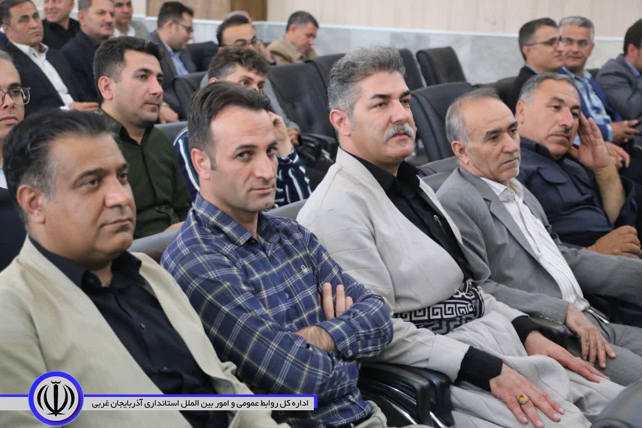 تجلیل از معلمان نمونه شهرستان مهاباد به مناسبت هفته معلم