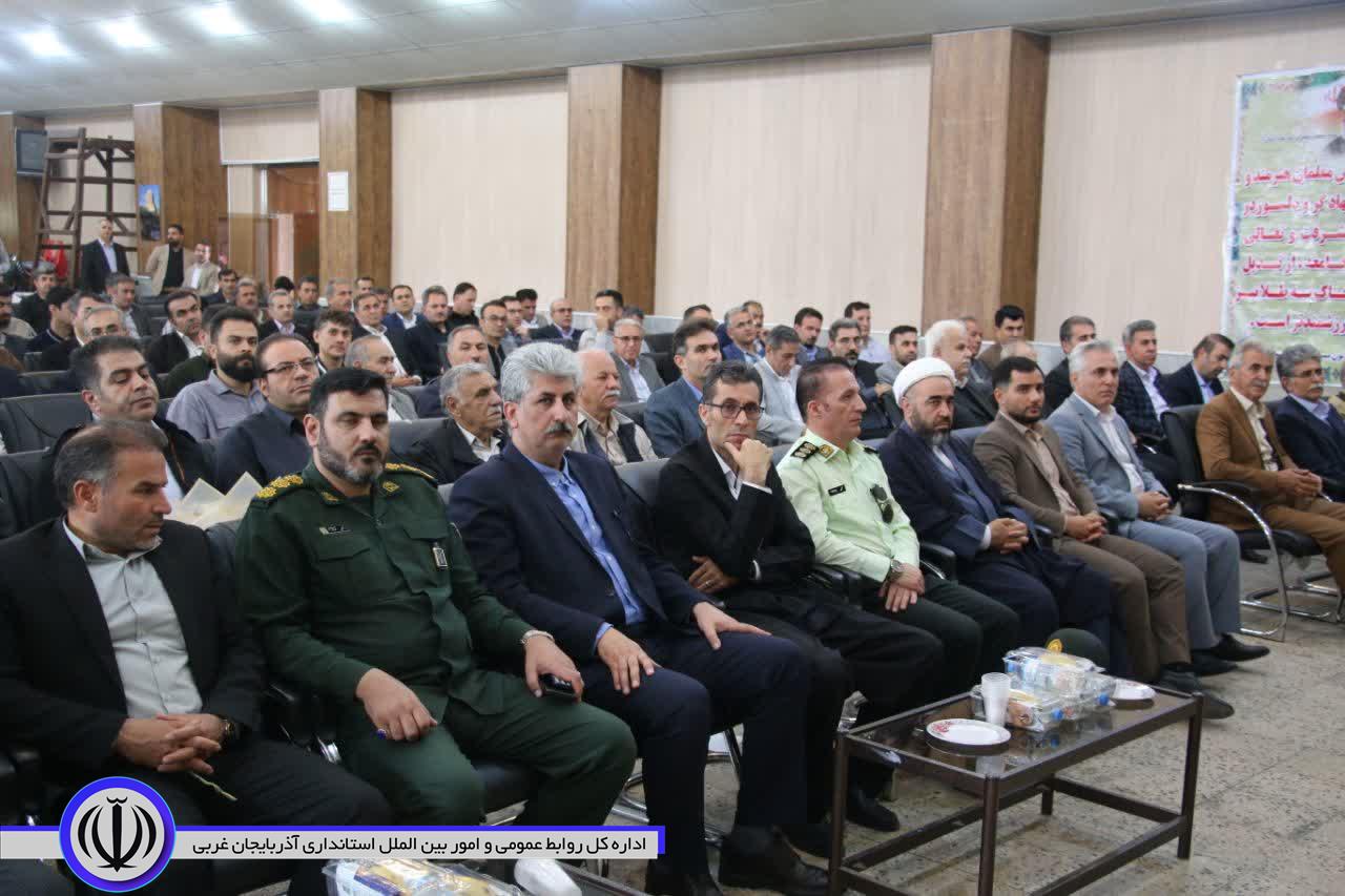 تجلیل از معلمان نمونه شهرستان مهاباد به مناسبت هفته معلم