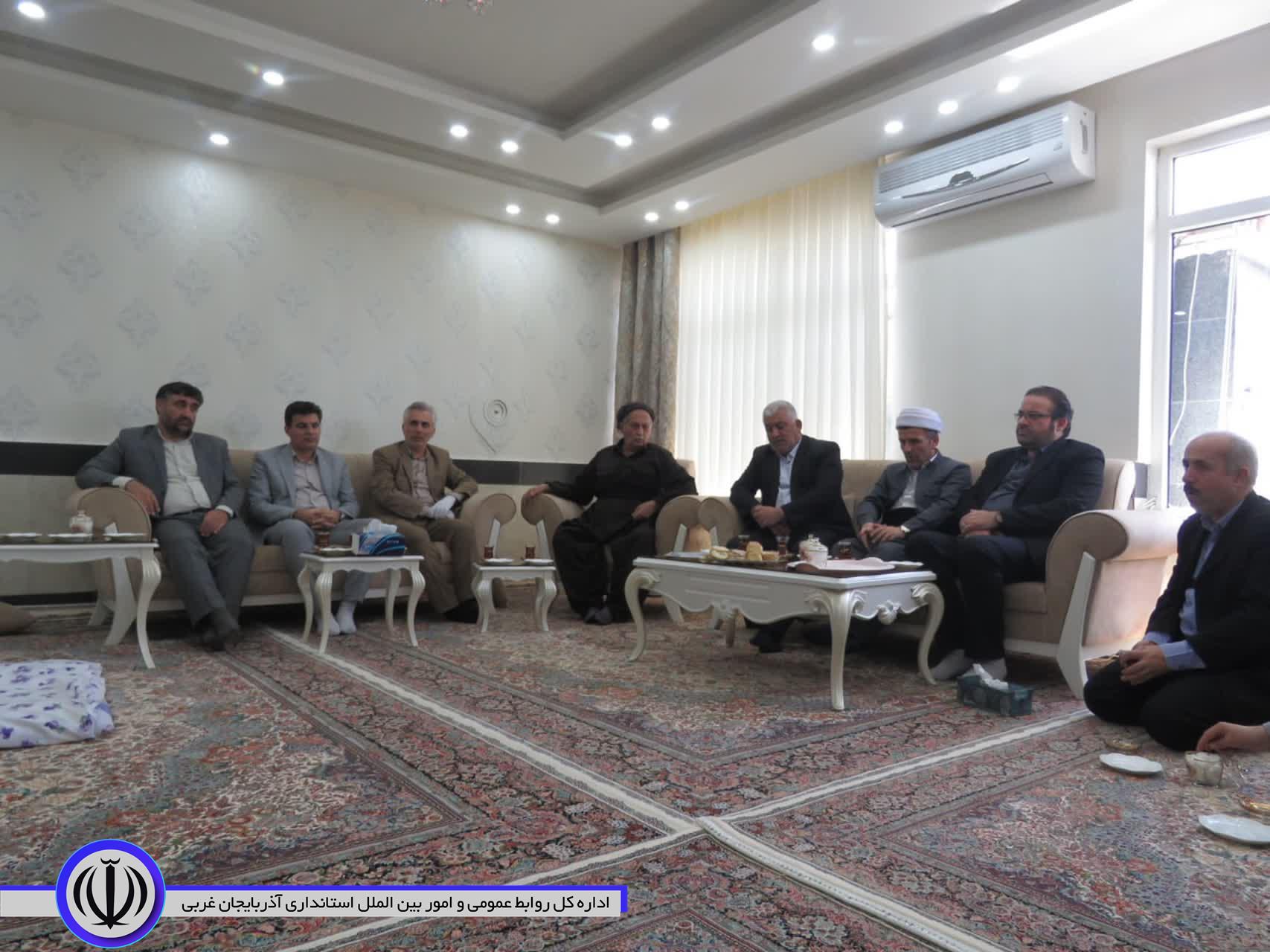مسوولان مهابادی به دیدار خانواده شهدا رفتند