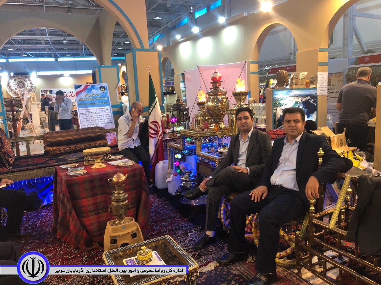 بازدید بخشدار مرکزی مهاباد در معیت با بخشدار خلیفان و نماینده دهیاران از نمایشگاه توانمندی روستاییان و عشایر غرفه استانداری آذر بایجان غربی و شهرستان مهاباد